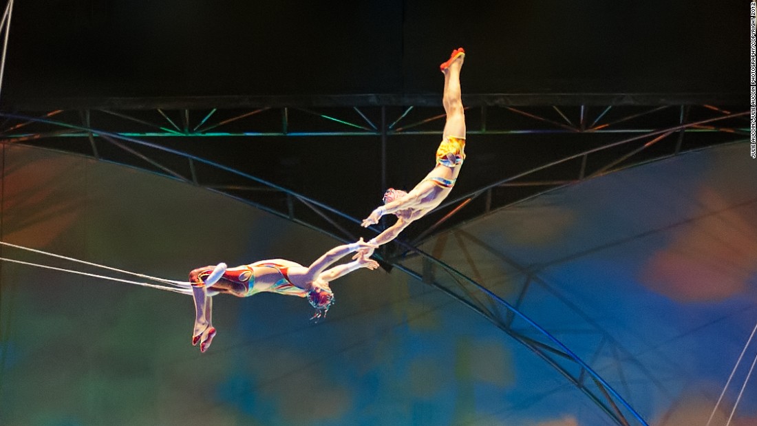 You will be blown by this jaw-dropping flying Trapeze act